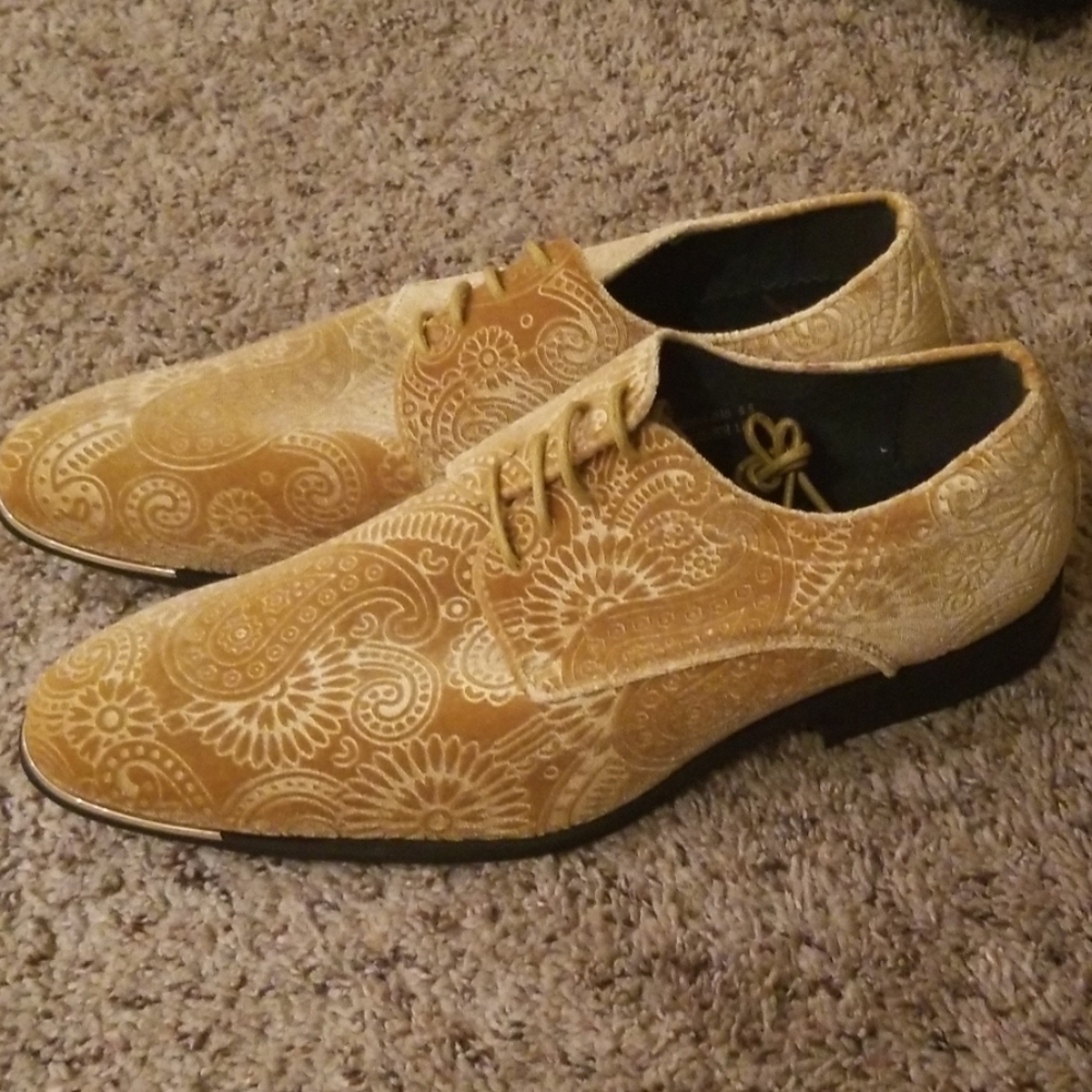 Gold crush velvet shoe